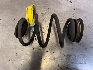 Gebruikte Schroefveer achter Renault Twingo II (CN) 1.2 16V Prijs € 20,00 Margeregeling aangeboden door Autobedrijf Brooks