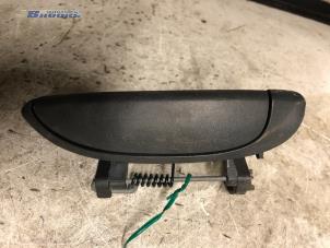 Begagnade Dörrhandtag, 4-dörrars, höger fram Renault Scénic I (JA) 2.0 16V Pris € 10,00 Marginaltabell erbjuds av Autobedrijf Brooks