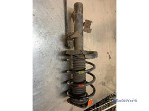 Gebruikte Schokdemperpoot links-voor Mazda 3 Sport (BK) 2.0i 16V Prijs € 35,00 Margeregeling aangeboden door Autobedrijf Brooks