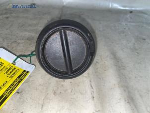 Gebruikte Schakelaar Koplamp Ihv Renault Kangoo (KC) 1.9 D 65 Prijs € 5,00 Margeregeling aangeboden door Autobedrijf Brooks