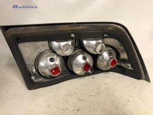 Begagnade Baklykta, vänster Opel Calibra 2.0i Pris € 10,00 Marginaltabell erbjuds av Autobedrijf Brooks