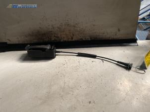 Używane Uchwyt drzwi prawych wersja 2-drzwiowa Ford Transit Connect 1.8 TDCi 90 Cena € 10,00 Procedura marży oferowane przez Autobedrijf Brooks