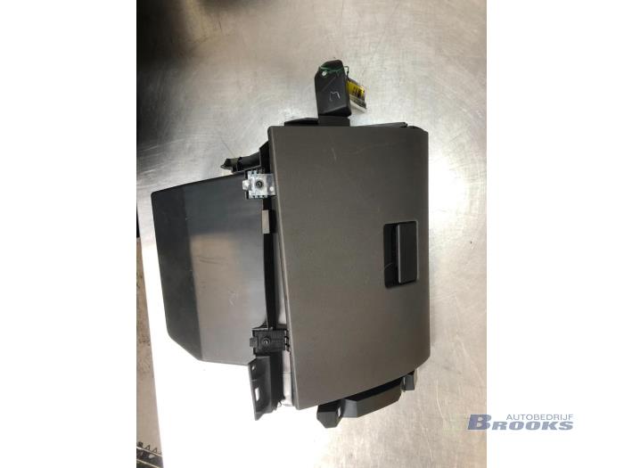 Handskfack från en Ford C-Max (DM2) 1.6 16V 2007