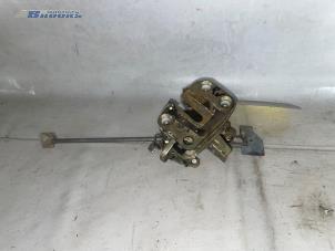 Begagnade Dörrlåsmekanism, 4-dörrars, höger fram Mazda 121 (DB) 1.3i GL,GLX,Top 16V Pris € 10,00 Marginaltabell erbjuds av Autobedrijf Brooks