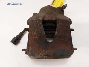 Używane Zacisk hamulcowy lewy przód Volkswagen Golf V (1K1) 1.6 FSI 16V Cena € 10,00 Procedura marży oferowane przez Autobedrijf Brooks