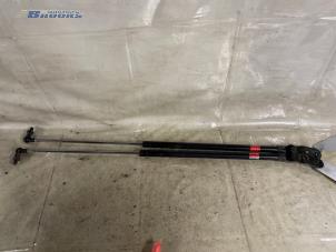 Begagnade Gasfjäder, vänster bak Mazda MX-3 1.8i V6 24V Pris € 10,00 Marginaltabell erbjuds av Autobedrijf Brooks