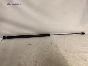 Gebruikte Gasdemper Motorkap rechts Peugeot 106 II 1.6 GTi 16V Prijs € 5,00 Margeregeling aangeboden door Autobedrijf Brooks