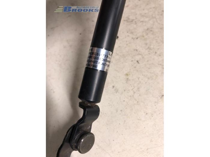 Gasfjäder, höger bak från en Daihatsu Charade 1998