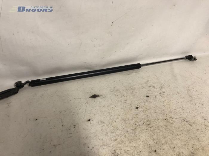 Gasfjäder, höger bak från en Daihatsu Charade 1998