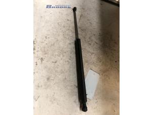 Gebruikte Gasdemper rechts-achter Renault Laguna I Grandtour (K56) 1.6 16V Prijs € 10,00 Margeregeling aangeboden door Autobedrijf Brooks