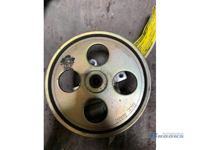 Servostyrningspump från en Citroën Xsara (N1) 1.6i 2000