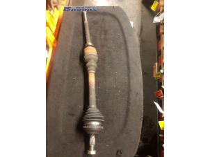 Używane Os napedowa prawy przód Peugeot 406 (8B) 1.8 16V Cena € 10,00 Procedura marży oferowane przez Autobedrijf Brooks