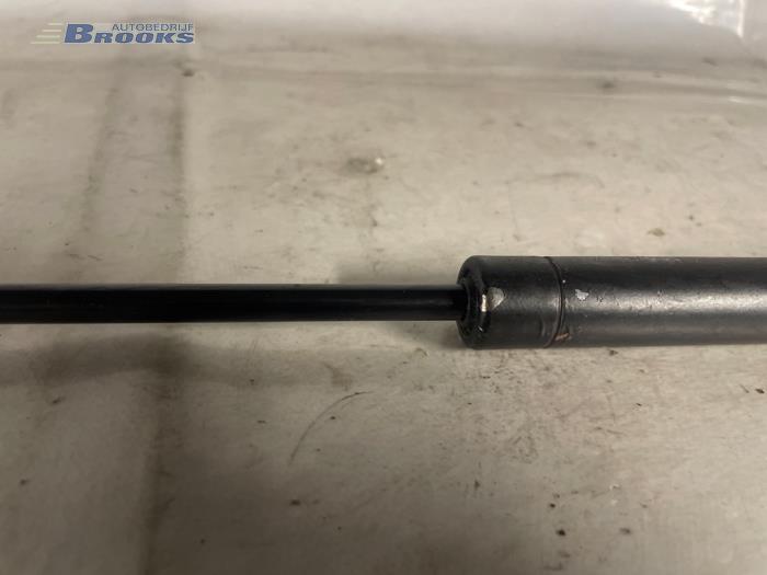 Gasfjäder, höger bak från en Peugeot 206 (2A/C/H/J/S) 1.4 XR,XS,XT,Gentry 1999