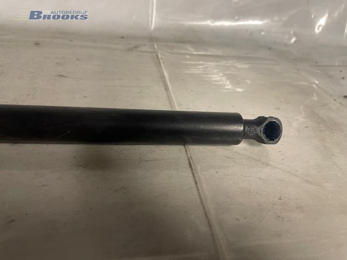 Gasfjäder, höger bak från en Peugeot 206 (2A/C/H/J/S) 1.4 XR,XS,XT,Gentry 1999