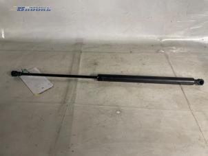 Begagnade Gasfjäder, höger bak Peugeot 206 (2A/C/H/J/S) 1.4 XR,XS,XT,Gentry Pris € 5,00 Marginaltabell erbjuds av Autobedrijf Brooks