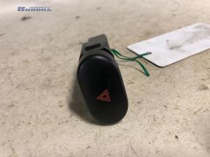 Gebruikte Schakelaar Paniekverlichting Daewoo Nexia 1.5 GLX,GTX 16V Prijs € 5,00 Margeregeling aangeboden door Autobedrijf Brooks