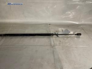 Begagnade Gasfjäder, höger bak Opel Calibra 2.0i 16V Pris € 5,00 Marginaltabell erbjuds av Autobedrijf Brooks