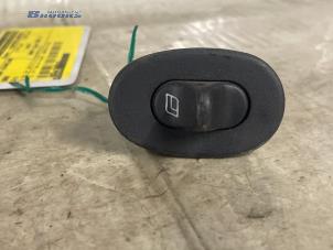 Gebruikte Elektrisch Raam Schakelaar Saab 9-3 I (YS3D) 2.2 TiD Kat. Prijs € 5,00 Margeregeling aangeboden door Autobedrijf Brooks