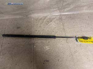 Begagnade Gasfjäder, vänster bak Opel Calibra 2.0i 16V Pris € 5,00 Marginaltabell erbjuds av Autobedrijf Brooks