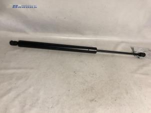 Begagnade Gasfjäder, höger bak Volkswagen Sharan Pris € 10,00 Marginaltabell erbjuds av Autobedrijf Brooks