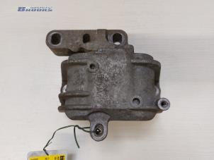 Gebruikte Motorsteun Volkswagen Caddy III (2KA,2KH,2CA,2CH) 2.0 SDI Prijs € 10,00 Margeregeling aangeboden door Autobedrijf Brooks