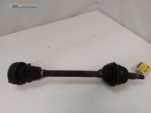 Gebruikte Aandrijfas links-voor Audi A3 (8L1) 1.6 Prijs € 15,00 Margeregeling aangeboden door Autobedrijf Brooks