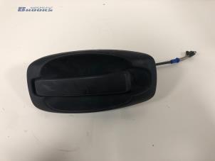 Używane Uchwyt drzwi prawych wersja 2-drzwiowa Fiat Fiorino (225) 1.4 Natural Power Cena € 20,00 Procedura marży oferowane przez Autobedrijf Brooks