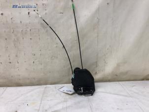 Begagnade Dörrlåsmekanism, 4-dörrars, vänster bak Toyota Urban Cruiser 1.33 Dual VVT-I 16V 2WD Pris € 30,00 Marginaltabell erbjuds av Autobedrijf Brooks