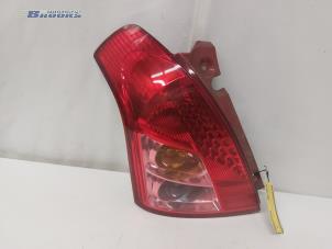 Begagnade Baklykta, vänster Suzuki Swift (ZA/ZC/ZD1/2/3/9) 1.3 D 16V Pris € 25,00 Marginaltabell erbjuds av Autobedrijf Brooks