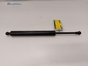 Begagnade Gasfjäder, vänster bak Saab 9-5 Estate (YS3E) 1.9 TiD 16V Pris € 20,00 Marginaltabell erbjuds av Autobedrijf Brooks