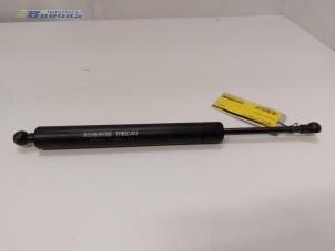 Begagnade Gasfjäder, höger bak Saab 9-5 Estate (YS3E) 1.9 TiD 16V Pris € 20,00 Marginaltabell erbjuds av Autobedrijf Brooks