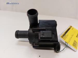 Gebruikte Watercirculatiepomp Volvo V60 I (FW/GW) 2.0 D4 16V Prijs € 25,00 Margeregeling aangeboden door Autobedrijf Brooks