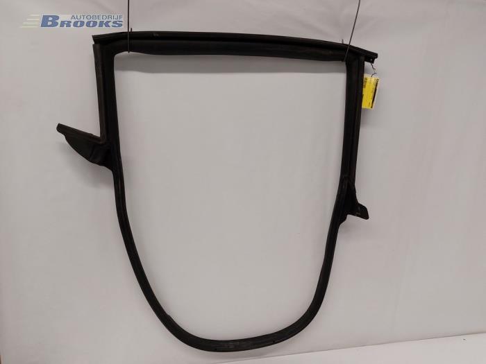 Portierrubber 4Deurs rechts-achter van een Tesla Model 3 Long Range AWD 75 kWh 2019