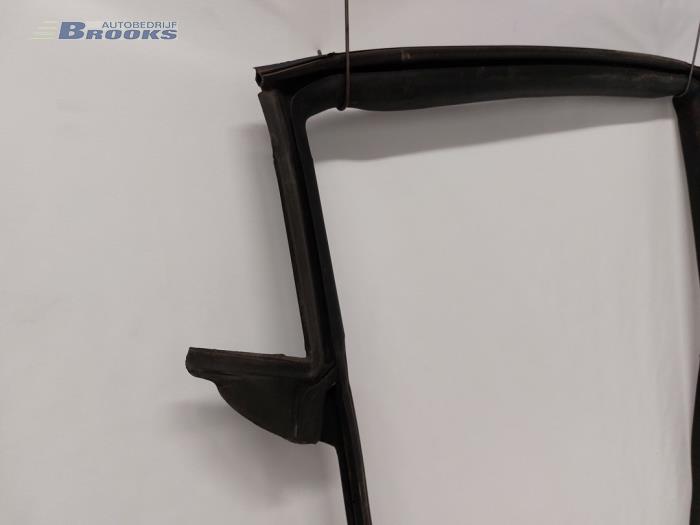 Portierrubber 4Deurs rechts-achter van een Tesla Model 3 Long Range AWD 75 kWh 2019