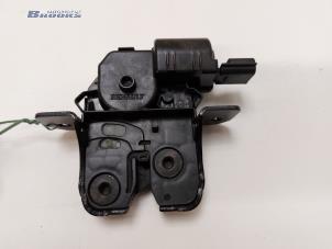 Begagnade Låsmekanism, baklucka Renault Captur (2R) 0.9 Energy TCE 12V Pris € 15,00 Marginaltabell erbjuds av Autobedrijf Brooks