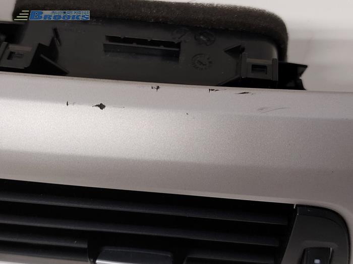 Luchtrooster Dashboard van een BMW 3 serie Touring (F31) 316i 1.6 16V 2014