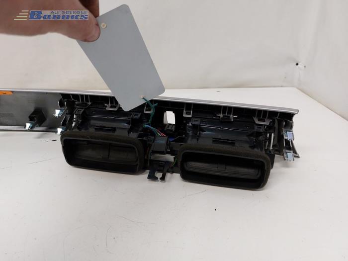 Luchtrooster Dashboard van een BMW 3 serie Touring (F31) 316i 1.6 16V 2014