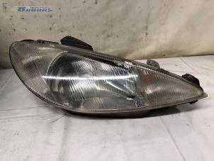 Begagnade Strålkastare, höger Peugeot 206 CC (2D) 1.6 16V Pris € 20,00 Marginaltabell erbjuds av Autobedrijf Brooks