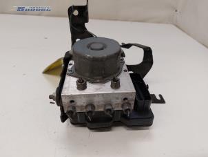 Używane Pompa ABS Renault Clio IV (5R) 0.9 Energy TCE 90 12V Cena € 35,00 Procedura marży oferowane przez Autobedrijf Brooks