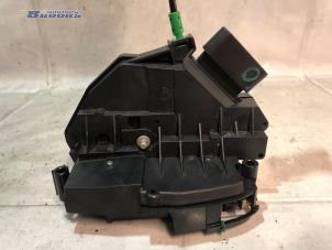 Gebruikte Portierslot Mechaniek 4Deurs rechts-achter Ford Fiesta 6 (JA8) 1.0 Ti-VCT 12V 65 Prijs € 25,00 Margeregeling aangeboden door Autobedrijf Brooks