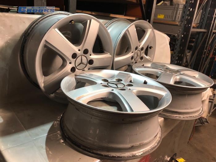 Zestaw obreczy sportowych z Mercedes-Benz B (W245) 2.0 B-180 CDI 16V 2007