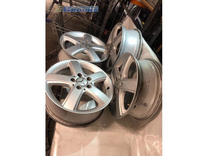 Zestaw obreczy sportowych z Mercedes-Benz B (W245) 2.0 B-180 CDI 16V 2007