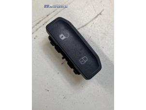 Begagnade Centrallåsbrytare Volkswagen Transporter T6 2.0 TDI Pris € 15,00 Marginaltabell erbjuds av Autobedrijf Brooks