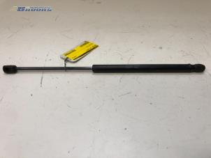 Begagnade Gasfjäder, vänster bak Kia Soul I (AM) 1.6 CVVT 16V Pris € 15,00 Marginaltabell erbjuds av Autobedrijf Brooks