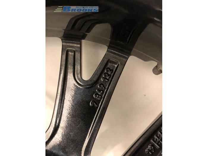 Zestaw felg sportowych + opony zimowe z BMW 1 serie (F40) 116d 1.5 12V TwinPower 2020