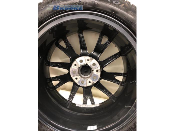 Zestaw felg sportowych + opony zimowe z BMW 1 serie (F40) 116d 1.5 12V TwinPower 2020