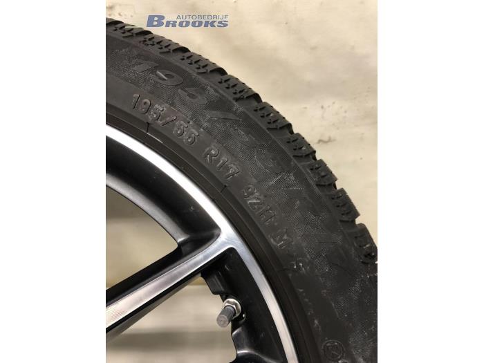 Zestaw felg sportowych + opony zimowe z BMW 1 serie (F40) 116d 1.5 12V TwinPower 2020