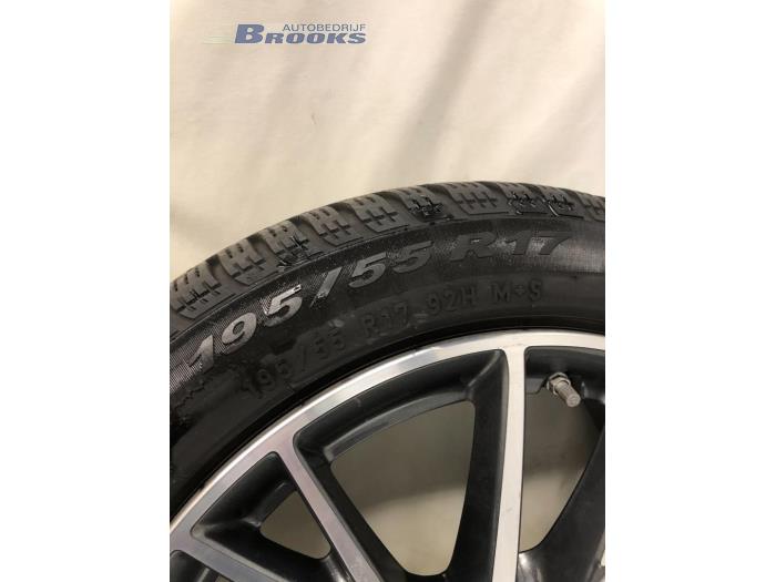 Zestaw felg sportowych + opony zimowe z BMW 1 serie (F40) 116d 1.5 12V TwinPower 2020