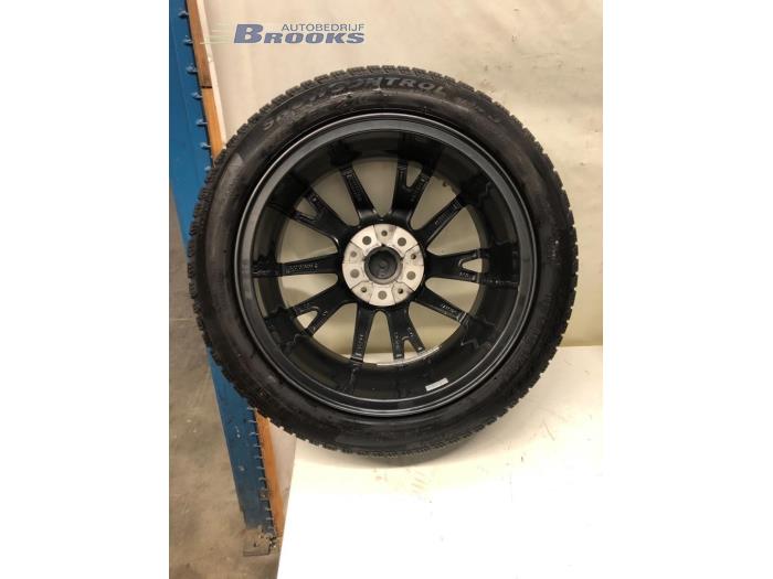 Zestaw felg sportowych + opony zimowe z BMW 1 serie (F40) 116d 1.5 12V TwinPower 2020