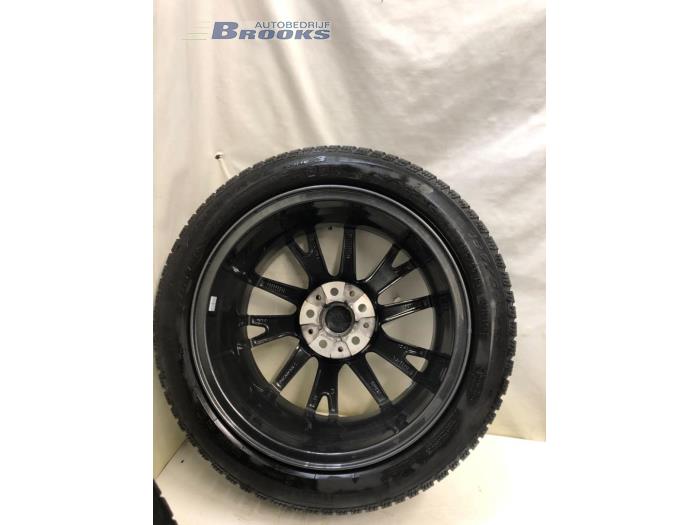 Zestaw felg sportowych + opony zimowe z BMW 1 serie (F40) 116d 1.5 12V TwinPower 2020